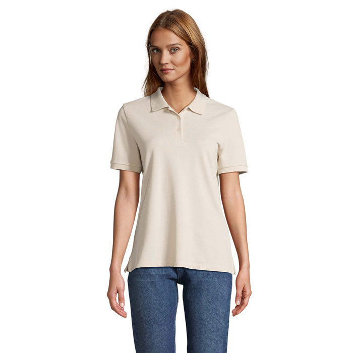 Femme portant polo beige et jean bleu
