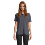 Femme portant un polo gris uni