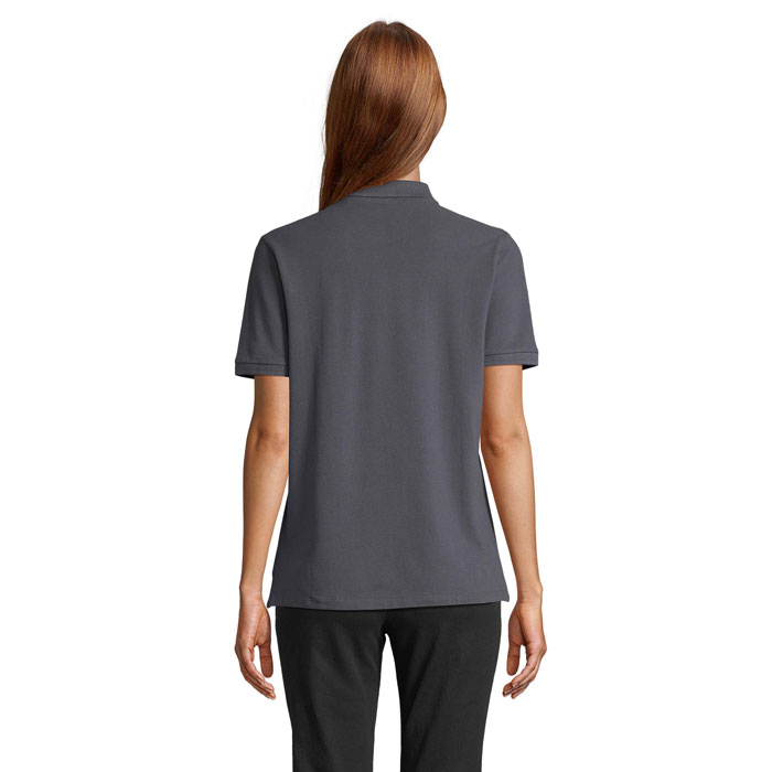 Dos d’une femme portant un polo gris