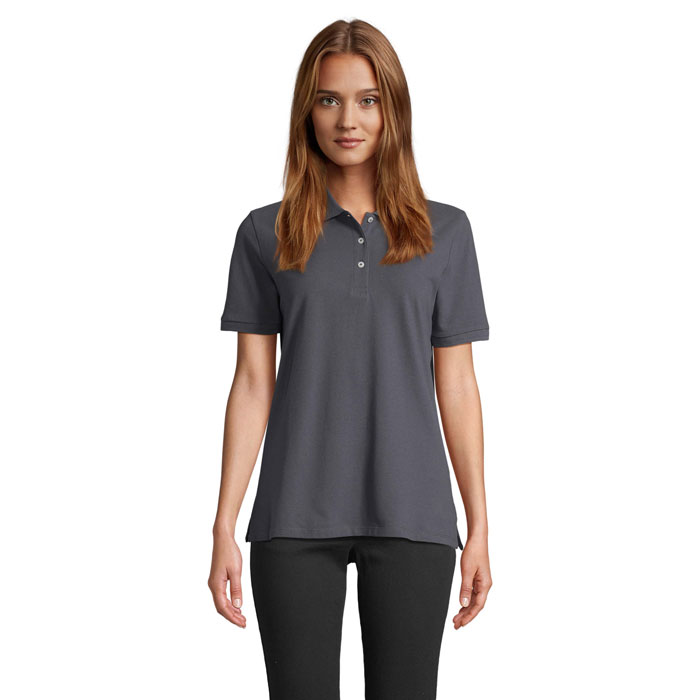 Femme portant un polo gris uni
