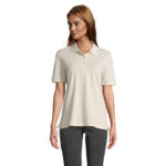 Femme portant polo beige sur fond neutre