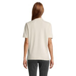 Femme de dos portant polo beige