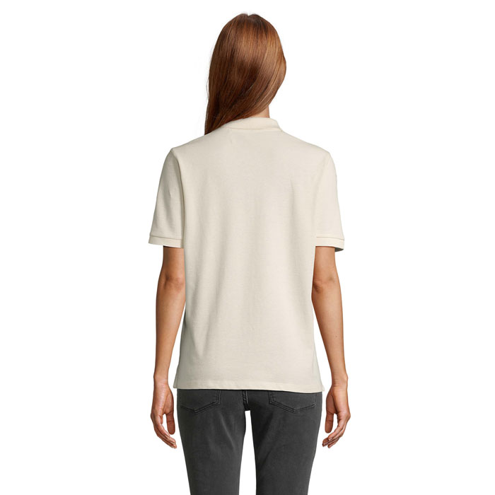Femme de dos portant polo beige