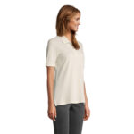 Femme portant un polo beige et pantalon gris