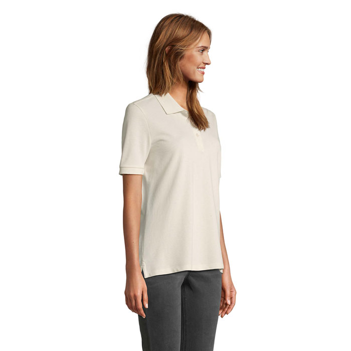 Femme portant un polo beige et pantalon gris