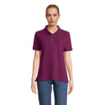 Femme portant un polo violet et jean