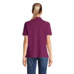 Femme de dos en polo violet