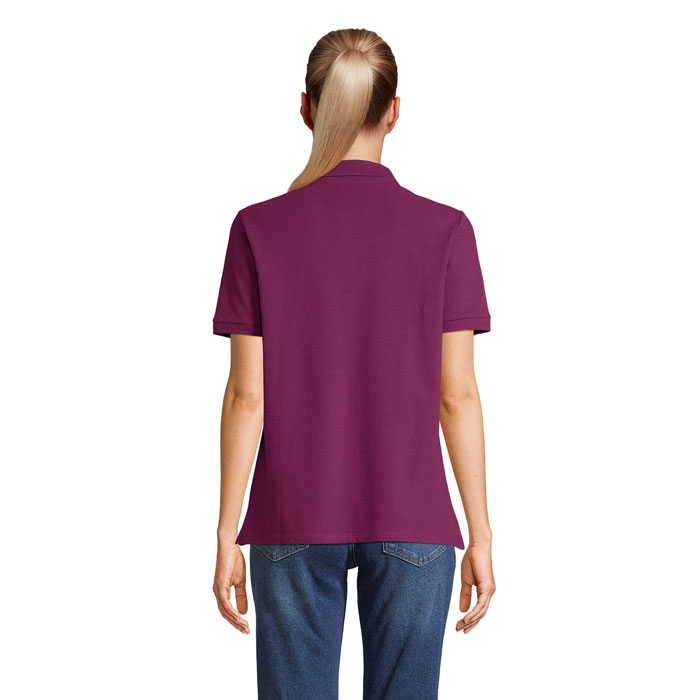 Femme de dos en polo violet