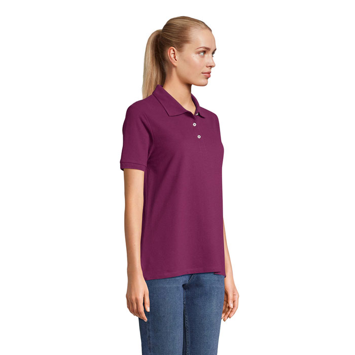 Femme portant polo violet et jean bleu
