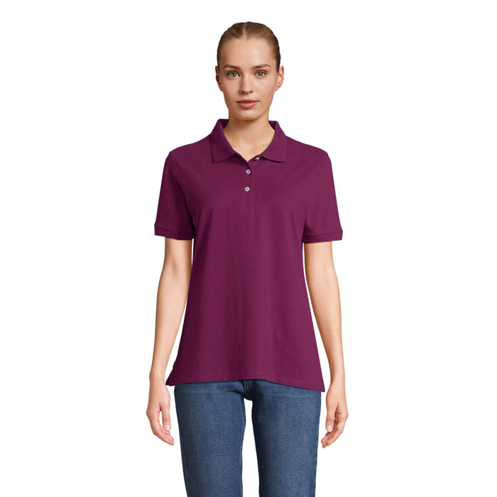Femme portant un polo violet et jean