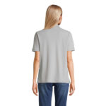 Dos d’une femme portant un t-shirt gris