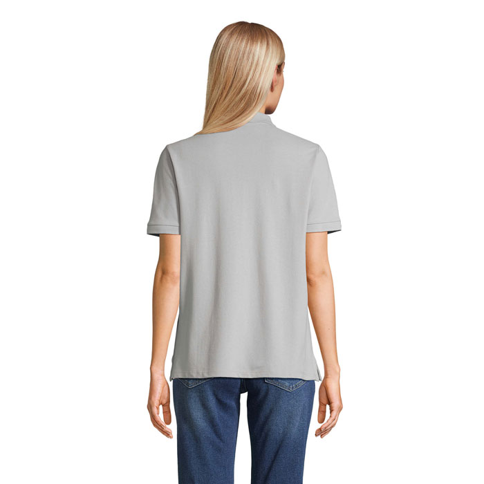 Dos d’une femme portant un t-shirt gris