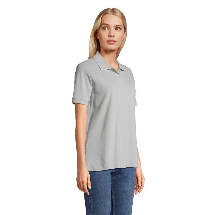 Femme portant polo gris et jean bleu