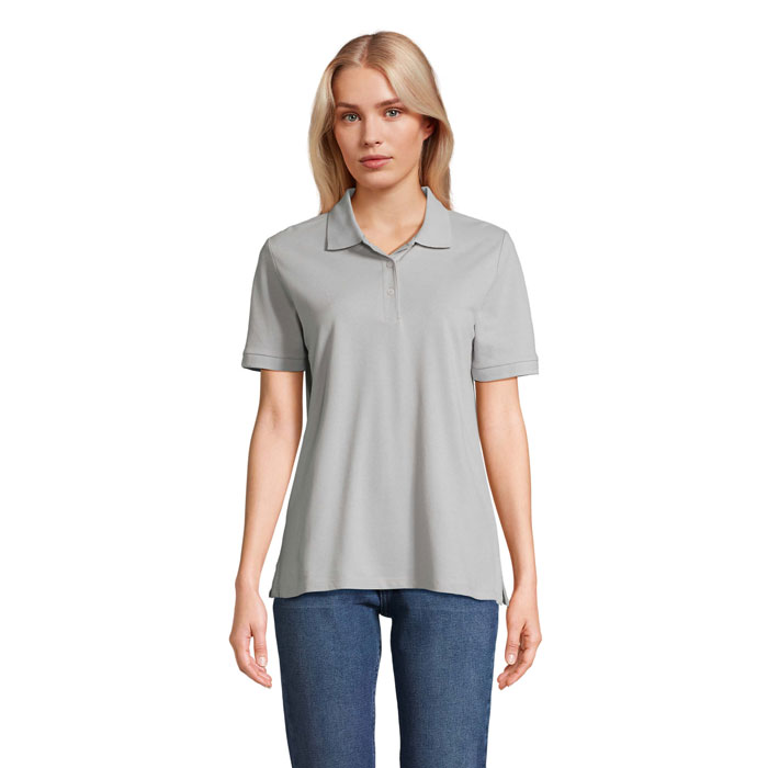 Femme portant polo gris et jean bleu