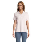Femme portant un polo rose clair