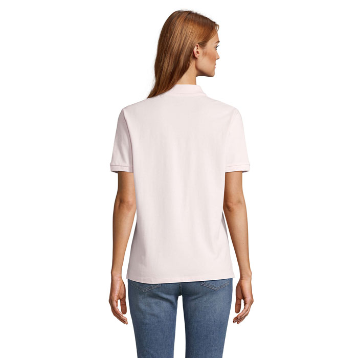 Dos d’une femme portant un polo rose clair