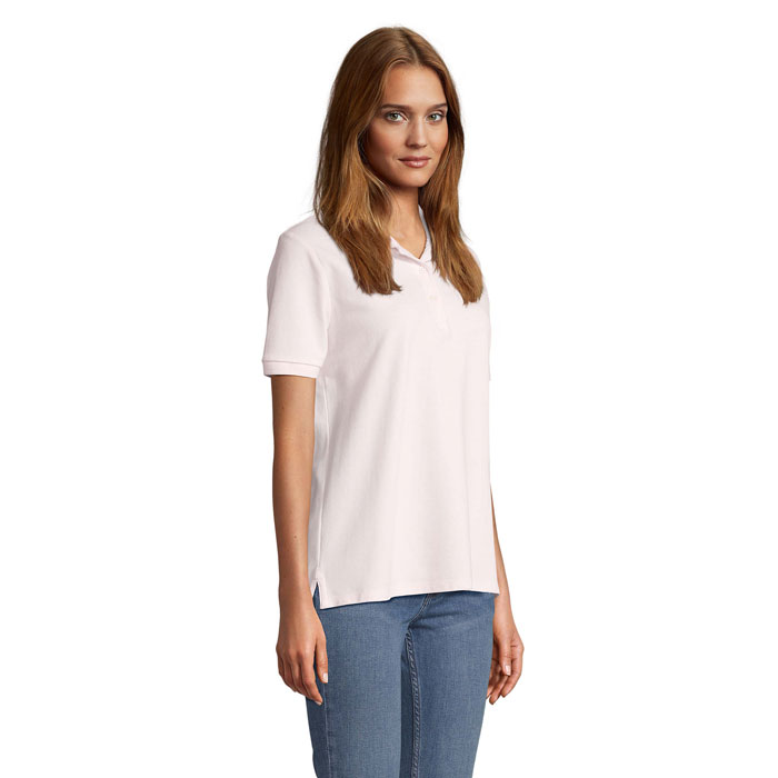 Femme portant polo beige et jean bleu