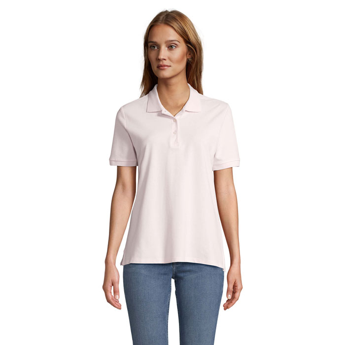 Femme portant un polo rose clair