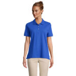 Femme portant polo bleu et pantalon beige