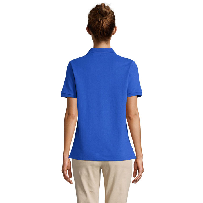Femme de dos portant un polo bleu