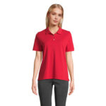 Femme portant un polo rouge sur fond neutre
