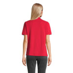 Dos d’une femme en t-shirt rouge
