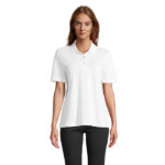Femme portant un polo blanc classique