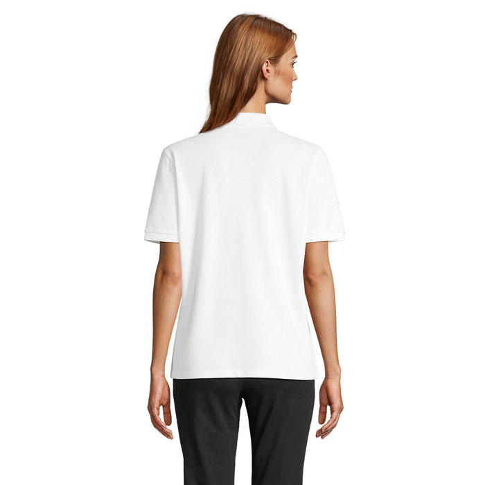 Femme de dos portant polo blanc