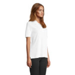 Femme portant un polo blanc sur fond neutre