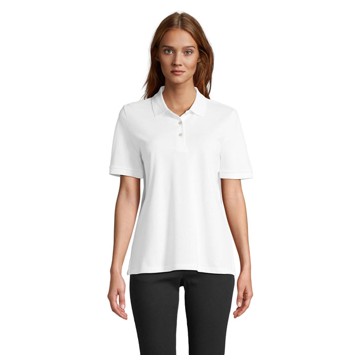 Femme portant un polo blanc classique