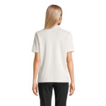 Femme de dos portant t-shirt beige clair