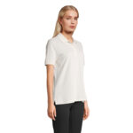 Femme portant un polo gris clair