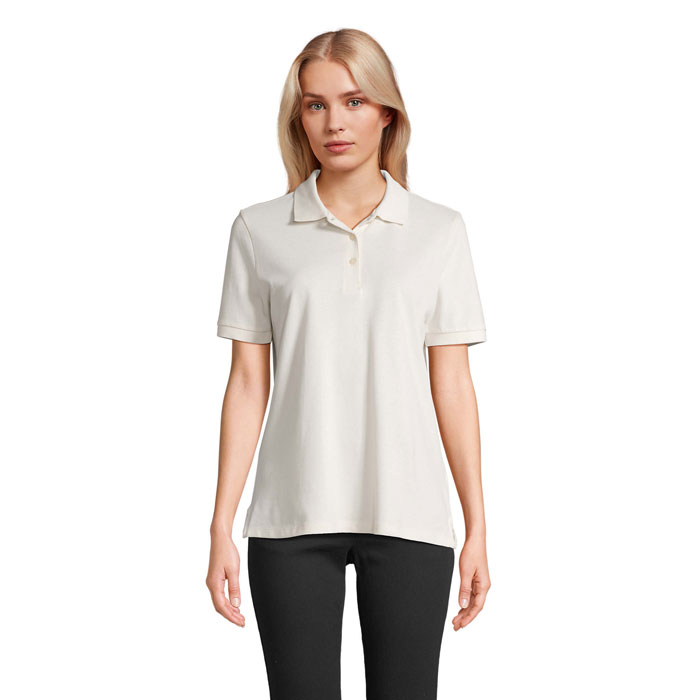 Femme portant un polo gris clair