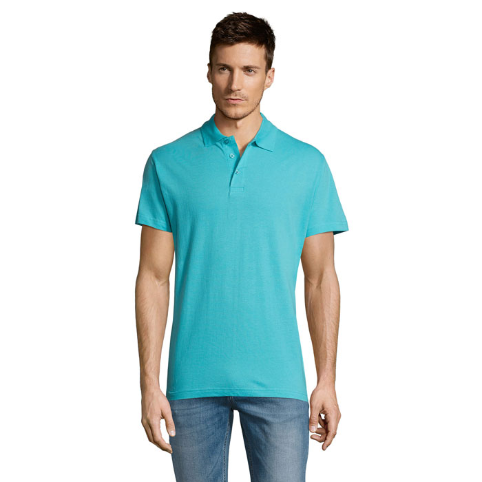 Homme portant un polo turquoise et jean