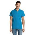 Homme souriant portant un polo bleu