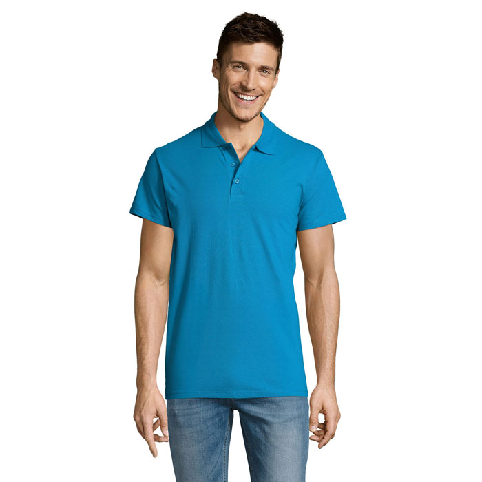Homme souriant portant un polo bleu
