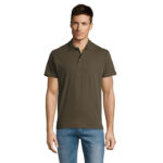 Homme portant polo vert olive et jean bleu