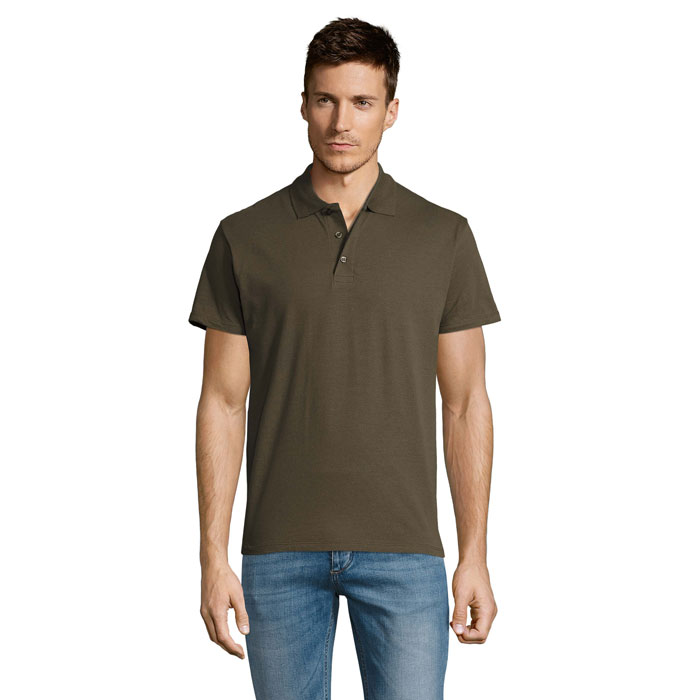 Homme portant polo vert olive et jean bleu
