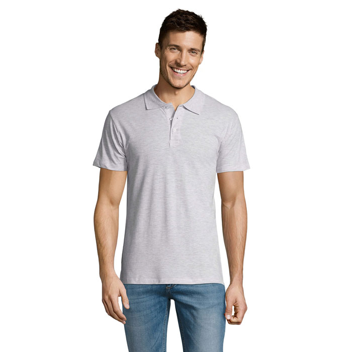 Homme souriant portant polo gris clair