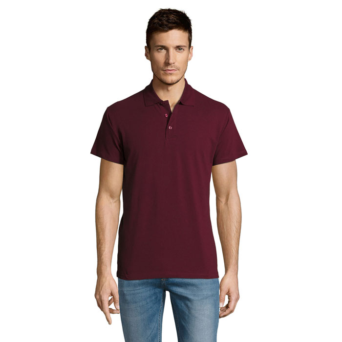 Homme portant un polo bordeaux et jean