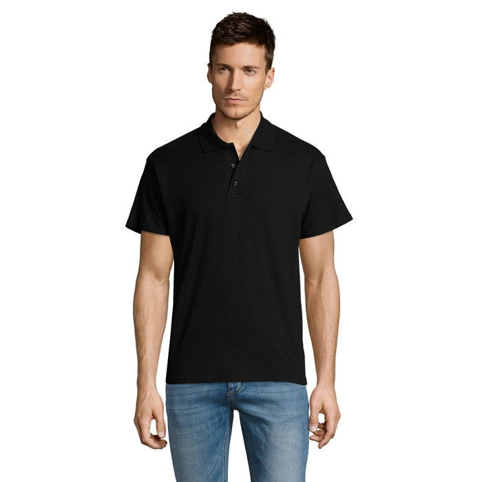 Homme portant un polo noir et jean bleu