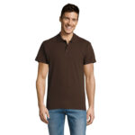 Homme souriant portant un polo marron