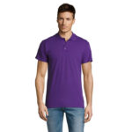 Homme portant un polo violet uni