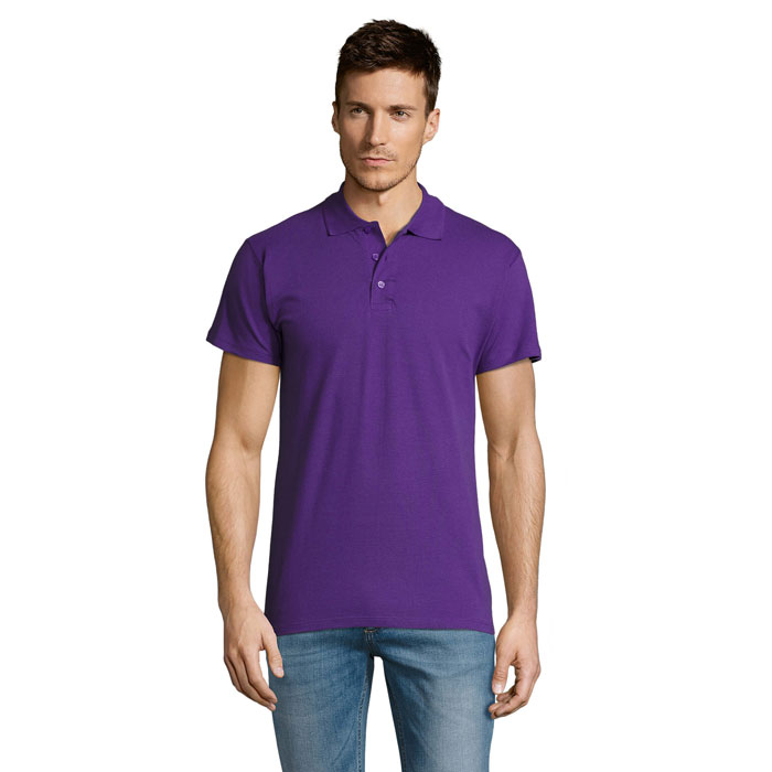 Homme portant un polo violet uni
