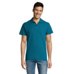 Homme souriant portant un polo vert canard