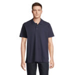 Homme portant un polo bleu marine