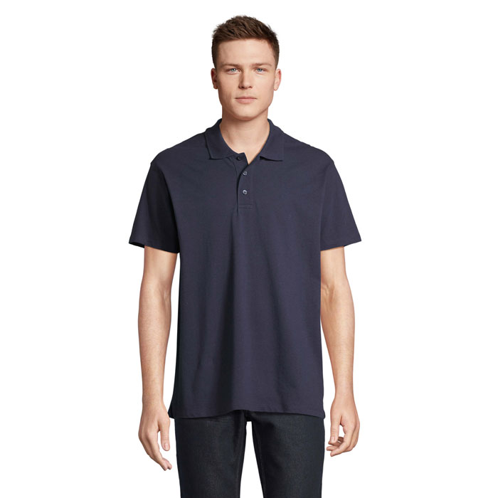 Homme portant un polo bleu marine