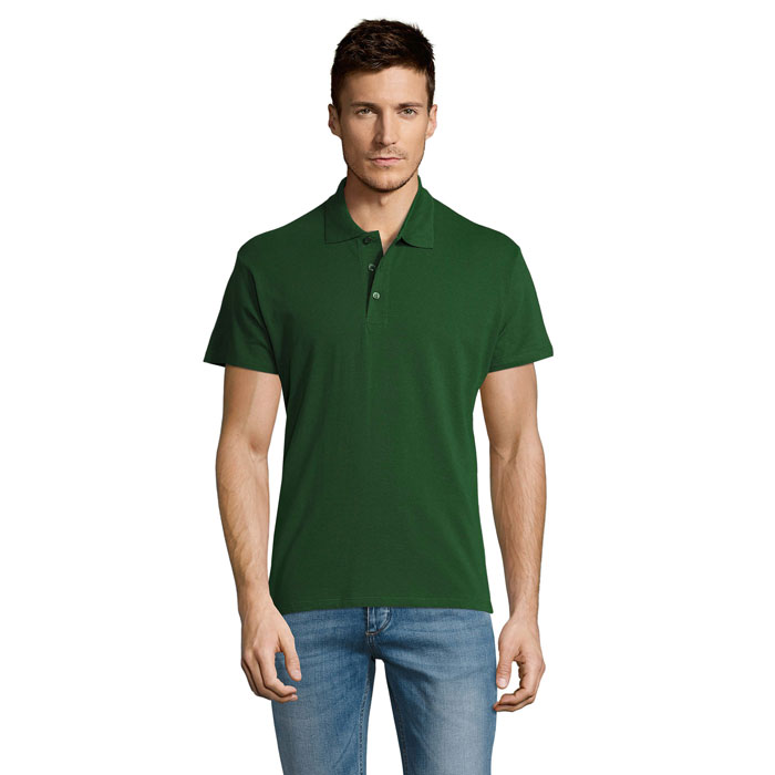 Homme portant un polo vert et jean
