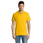 Homme portant polo jaune et jean bleu