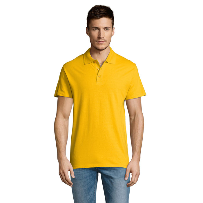 Homme portant polo jaune et jean bleu